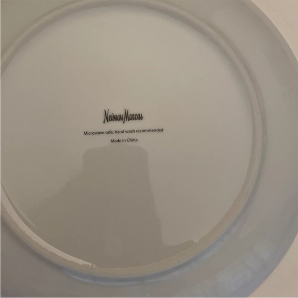 NEIMAN MARCUS Holiday Christmas Plates Set of 4- 9" Please Read - Picture 8 of 11